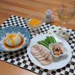 .昨日は朝からバナナケーキを食べたのに、また3時のおやつにも食べたら、夜はあまりお腹が空かなくて...💦残り物の鶏ハムやらで軽く家飲み 😁新玉ねぎのレンジ蒸しは、今回は味噌の代わりにホシサン&hellip;のInstagram画像