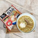 お天気のいい休日のお昼ご飯におうちのにわでラーメン😆塩元帥の冷凍のラーメン初🍜これはキンレイのラーメンなのでポコンと鍋にいれるだけ‼️具もスープも一緒になってる便利なやつ✨卵入れました！塩&hellip;のInstagram画像