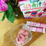 🍅先日いただいたこどもの青汁をフローズンヨーグルトで😋ヨーグルトと牛乳と蜂蜜にベランダでとれたいちごをたっぷり🍓そして、この青汁を混ぜ混ぜ💫とーってもおいしくて&hellip;のInstagram画像