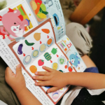 夢中になって遊べるシールブック。テーマがあるので、遊びやすい。シールも破けにくく剥がしやすい。お値段もお手頃なので、お友達の子供へのプレゼントに最適です。#シールブック #シール遊び &hellip;のInstagram画像