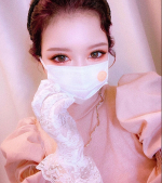 #今日のメイク#マスクメイク#ootdカラコン @ilensjp Celinay シェリーネイチョコアイシャドウは服とマスクに合わせてピンク&times;オレンジ。眉にもほんのり色を被&hellip;のInstagram画像