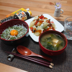.テレワークごはんこの日のメニューは🍴釜あげしらす丼 🍴新玉ねぎとグレープフルーツのサラダ🍴豆腐とワカメのお味噌汁無冷凍の美味しい釜揚げしらすが手に入ったので、ご飯の上にたっぷりトッピ&hellip;のInstagram画像