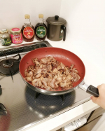 軽くて強いフライパン使ってみた(*^^*)！🌺かなりしっかりしているのに軽量でびっくり!!( ; ﾛ)ﾟ ﾟ内面は耐摩耗性が高く、こびりつきにくい&焼きごろ、洗いごろが目でわかるマジックダ&hellip;のInstagram画像