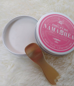 乾燥する季節ではないけれどマスクが触れてる部分がちょっとした摩擦とかで口周り、唇が乾燥してて😵💦シアバターはよくありますが未精製のシアバターはとっても貴重🙌顔にもボディーにも、髪にも良いそ&hellip;のInstagram画像