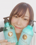 夏にぴったりな爽快な香りとおしゃれなボトルがツボ❤なんか今のような時期になると前髪だけがベトッとしてくせ毛クルンってなる私༼;&acute;༎ຶ ۝ ༎ຶ༽寒い時期まで前髪ぺったんこ、いや、前髪べったんご&hellip;のInstagram画像