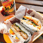 マルハニチロさんの冷食を使ってお庭でランチ😋🍴💕お天気が良いのでお庭でお弁当を❗レモンの木にやたらアゲハ蝶がくるのを眺めながらʚ&iuml;ɞ.&bull;みんながやってるおにぎらずを作ってみたけ&hellip;のInstagram画像