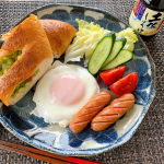 .あさごぱん🥪お豆盛りだくさんのパンで、朝からすごくテンションup！！ボリューミーで食べ応え◎.目玉焼きには、正田醤油様の土佐しょうゆを。こだわって作られたお醤油は、旨味と&hellip;のInstagram画像