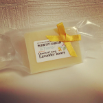 最近洗顔に使っているアンティアンの人気No,1 無添加手作り洗顔石鹸「ラベンダーハニー」 ❣️ メイクも落とせて、気になる毛穴の 黒ずみのスッキリ！なのに潤うのが気に入っています😊洗浄力も&hellip;のInstagram画像