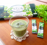 青汁バナナスムージー&hearts;そろそろ梅雨入り。カラダの不調が出てくる季節です。#スーバーフード #モリンガ で毎朝パワーをチャージしています。モリンガ青汁、凍らせたバナナ、キウイ、ヨーグルト&hellip;のInstagram画像