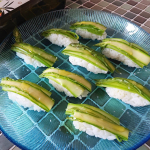 新鮮なアスパラが届いた🙌美味しいオリーブオイルでずっとやってみたかった☑️アスパラのお寿司岩塩&times;オリーブオイルうんま！！２品目は自家製サクラスモークで☑️サクラマスのスモー&hellip;のInstagram画像