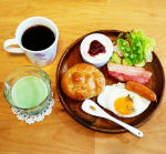 朝ごパン&hearts;今日は朝から一日中雨。雨が降ると憂鬱になったり元気が出なかったりゆらぎがちになるのは女性特有の悩みです。女性に嬉しい成分配合のサプリ#フローナエクオール にサポートして&hellip;のInstagram画像