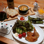 .ある日のごはん#手羽先焼き*サラダ#焼き空豆*新玉ねぎの味噌チーズレンジ蒸し*キムチ*甘夏のマリネ#手作りパン#くるみとレーズン#赤ワイン何だか最&hellip;のInstagram画像