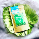 💚『生葉ルイボスティー』生葉ルイボスティーです。生葉！初めて生葉ルイボスティーを入れてみました。同封されたパンフレットを見て驚きました。私の知識の無さに💦&hellip;のInstagram画像