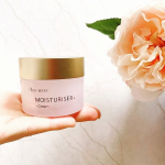 引き続きお試しさせていただきました💓aqmoisturiser（アクモイスチャライザー）です💕お試し初めて大体1ヶ月ぐらい経ちました！そう考えるとなんか全然減ってないぞ？！重めのテ&hellip;のInstagram画像