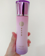 モニターさせていただいてます、桜咲弥姫の化粧水🎶毎日使っているうちに、桜の香りが結構感じられるようになり、つける度に癒されてます🌸手に取った時はサラッとしているけれど、顔につけるとしっとりとし&hellip;のInstagram画像