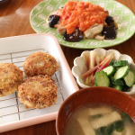 夜ごはん🌙コロッケ揚げナスとチキンステーキ ガーリックトマトソース🧄ミョウガとキュウリのだしまろ酢漬けじゃがいももひき肉も少ししかなかったから、少しのコロッケしか作れず。笑&hellip;のInstagram画像