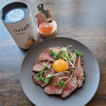 なにか岩塩を使う料理ないかな？と考えて初めての【ローストビーフ】を作っちゃいました初めてだけど上出来じゃない？？笑岩塩でお洒落度もうまさも倍増しちゃって💓💓岩塩使用の動画も&hellip;のInstagram画像