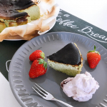 今日のおやつ。抹茶バスク風チーズケーキ。***バスチーってコンビニのしか食べたことなかったので作ってみました⑅◡̈*どうせ作るなら大好きな抹茶味にしよう♪って思&hellip;のInstagram画像
