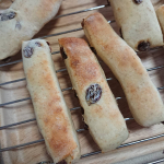 朝から焼きたてミルクスティックパン😋チョコチップが見つからずレーズンを入れてみたけど好評でした✨#おうちパン #おうちパンマスター #ミルクスティックパン #焼きたて #全&hellip;のInstagram画像