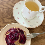 娘とのおうち時間で、ブルーベリークリームチーズマフィンやバナナブレット🍌を作ったょ😄美味しいお茶と一緒に、癒しの時間を楽しみます♫TIGERさんのこだわりのオーガニック生葉ルイボスティ&hellip;のInstagram画像