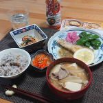 .おうちごはん🍴 たらのレモンソテー🍴 ピーマンソテー🍴 レッドオニオンのマリネ🍴 キムチもやしナムル🍴 キャロットラペ🍴 こくまろみそバター豚汁🍴 雑穀ごはん作り置きおかず か&hellip;のInstagram画像