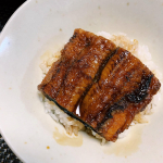 .愛知県三河産の大きな鰻を、一切れ、白米の上にどんっと。身がふわふわで、炭火の薫り◎山葵を乗せて、いただきます〜🤤.そして最近、鉄分やカルシウムを積極的に摂取したいと思って&hellip;のInstagram画像