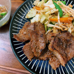 .スタミナ焼き定食🤤男メシみたいだけど、実際はひとりめし。野菜炒めと白米の無限ループ、堪らん。。そして、不足してるお魚の栄養はマルトモ食品 様の #カリッと小魚くん で補給。苦&hellip;のInstagram画像