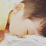 鼻をかむのにも力尽きて寝る我が子。ちり紙はこの後取り除きました(*'&omega;'*)#睡眠 #マットレス #すやフォトコンテスト #雲のやすらぎプレミアム #monipla #itty_fanのInstagram画像