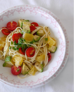 𖠇こんにちは(⁎ ᵛ ᵕ ᵛ)雨は降っていないんだけど。曇り空でスッキリしません。気持ちも晴れません&hellip;。もやもや。少し前に届いたアボカド。とっても大きくてびっくりです。&hellip;のInstagram画像