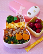 𖠇おはようございます(◍&bull;ᴗ&bull;◍)さくらんぼが並び始めました♪娘ざさくらんぼ好きなので。アメリカンチェリーを入れました٭𖠇そぼろごはん𖠇アメリカンチェリー#お弁当 &hellip;のInstagram画像