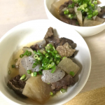 先日作って好評だった#牛すじ煮込み普段はお酒たっぷり入れて煮て『牛すじポン酢』もしくは甘辛に煮ちゃうんだけど&hellip;暑い日の晩酌にあわせてお出汁ベースでスープ多めの塩煮込み風にしたよ。冷酒にピッ&hellip;のInstagram画像