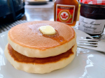 .ハワイのパンケーキミックスで朝パンケーキ🥞ふわふわ厚めになるようにして、バター多め、シロップ&ジャムどばどば。@sbfoods.official 様のラズベリージャムは甘すぎ&hellip;のInstagram画像