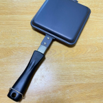 モニプラ、モニター当選しました(^^)やったぁ〜♡【お家でごちそうホットサンド】IH電磁調理器にも対応！！キャンプにもおススメ「窒化加工鉄製トースターパン」シーズニング（油ならし）&hellip;のInstagram画像