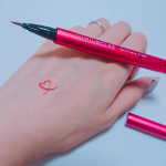 可愛らしすぎず 上品でセクシーなカラーにノックダウン🥊﻿アルミボトルだから 軽くて描きやすい！﻿﻿ハネあげるとき細く描くのも、﻿太さも自由自在にスルスル描けます🎠❇️﻿﻿奥二重&hellip;のInstagram画像