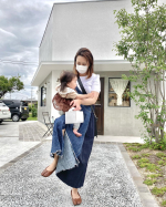 ⚠️育児するにあたっての現実感写真撮るのも一苦労の図📸次女が落ちそうで足で阻止する母マジコ　キョウセイベルト FitPlus実は私服の中に付けてるの❤わからないでしょ？&hellip;のInstagram画像