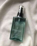 ＊ハーバルリーフ オーガニックヘアオイル＊をお試しさせていただきました❤️😊数量限定版のクリアサボンの香り.。o○キューティクルケアで触りたくなる髪に✨さらつや髪をつくるヘアオイルです💖&hellip;のInstagram画像