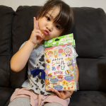 銀鳥産業さんのシールあそび　おみせやさん！1才～2才が楽しめる内容なんですが5歳の娘はめちゃくちゃ楽しんでました(笑)しかも、食パン以外のパンの名前も曖昧な娘には本当に勉強になった( ｡ﾟДﾟ｡&hellip;のInstagram画像