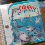 可愛くて楽しいパズルが届きました♪レベル毎の指令に合わせてパズルをしていくんだけれどなかなか柔軟な思考が必要な様子💦１人で先にしてみたのですがレベル1から時間がかかり&hellip;&hellip;😅&hellip;のInstagram画像