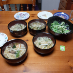 isosukemikaなべやき屋キンレイの「お水がいらない 鍋焼うどん」「京都九条ねぎの肉うどん」を夕食にいただきました。麺にコシがあり、時間がたっても全然のびない！昼に即席麺のうどんを作ったけれ&hellip;のInstagram画像