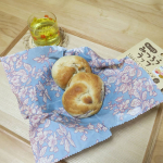 布でつくる『みつろうラップ』　　　　　　　　　　　　　　　　　　　　付属のみつろうをアイロンで少しずつ溶かし、布に染み込ませます。10分足らずで簡単に完成しました❣️みつろうに&hellip;のInstagram画像