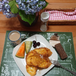 .週末のブランチ少しかたくなったバゲットでフレンチトーストゆっくりした朝には ちょっとオシャレにグレーター で シナモンを挽いていただきます😋シナモンはオーク材のデスクスタンドにセットし&hellip;のInstagram画像