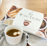 お昼ご飯のお供にDr.MISO-SHIRU飲んでみた！具は入ってないものなので、冷蔵庫にあったネギと手毬麩入れてみました😃置き換えダイエット味噌汁だそうです✨置き換えずにお供にしてしまった&hellip;のInstagram画像