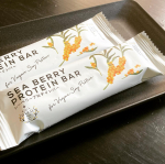 シーベリープロテインバー💪シーベリーって何ぞ⁉️と思い食べてみました✨ベリーという名の通り、ほのかに甘酸っぱいプロテインバー。ソフトクッキーのベースにアーモンドが散りばめてあり、食感が楽しいで&hellip;のInstagram画像