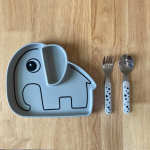 .done by deer 様のシリコンプレート🐘 とカトラリーセット🍴をモニターさせていただきました ˊˎ˗届いた瞬間デザインが可愛すぎて親子共に喜んでました ♡使い始めて約1ヶ&hellip;のInstagram画像