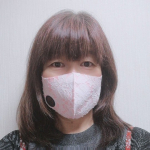 どんよりとした天気でムシムシして気がめいります。とくに外出にはマスク必須なので不快感が増します。そんな時には、アロマdeマスク（ローズマリーブレンド）を使っています。ローズマリーブレン&hellip;のInstagram画像