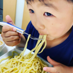 モニター投稿です！先日の父の日。ラーメン🍜大好きパパによしなりがつけ麺を作っておもてなし🥰✨冷凍だから、食べたくなったらすぐ作れるのもいいよね❤️麺をレンジでチンしてス&hellip;のInstagram画像