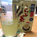 私はよく玉露園様のこんぶ茶を好んで飲みます。今の季節からは、自分の家のウォターサーバーでこんぶ茶を冷水でわって飲みます。お味は塩っぱいと言うよりは、出汁の美味しいまろやかなお味で飲みやすいとの表現が&hellip;のInstagram画像