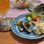 .久々におうち居酒屋開店 🍺そんなにお腹がすいてなかったので、軽めのメニューに🍴自家製鰹のたたき🍴豚しゃぶサラダ🍴自家製鶏ハム🍴シャウエッセン🍴厚揚げとインゲンの炊いたん🍴ポテトサ&hellip;のInstagram画像