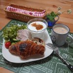 .#テレワークランチ 昨日帰りに購入してきたパンでの #おうちモーニング と言いたいところですが、今朝は時間なかったので💦ランチとなりました😅フレンチのお店に併設されているパン屋さ&hellip;のInstagram画像