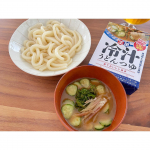 ..正田醤油さんの「冷汁うどんつゆ」今日のランチにいただきました！キュウリを切って、ミョウガと家で採れた大葉を刻んでめちゃくちゃ美味しかった〜♡ごまの風味がすごい〜！ズボラなのでうどんも茹&hellip;のInstagram画像